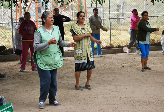 El programa propuesto por el campus Celaya - Salvatierra de la UG, tiene como objetivo que los involucrados aprendan a cuidar y acompañar a los adultos mayores, atendiendo sus necesidades de socialización, ejercitación, entre otras. Foto: Antonio García